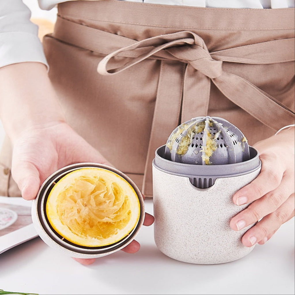 Portable wheat straw citrus juicer for oranges and lemons